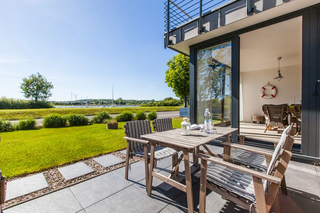 Terrasse und Garten der Schlei-Oase mit Blick auf die Schlei